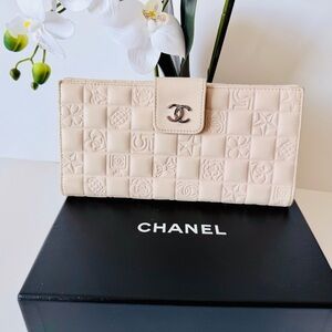 Authentic Chanel Embossed Leather Wallet – Elegant Beige – Iconic CC Closure